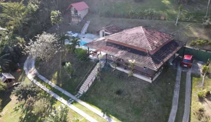 Sítio com três dormitórios e piscina em Saquarema.