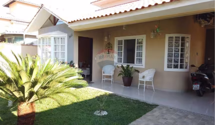 Casa em condomínio fechado com quatro dormitórios .