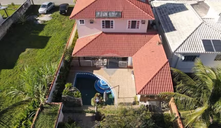 Casa em condomínio fechado com quatro dormitórios .