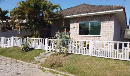 Casa com três dormitórios em condomínio fechado.