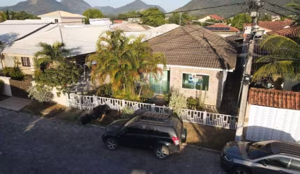 Casa com três dormitórios em condomínio fechado.