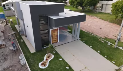 Casa com três quartos em condomínio fechado.