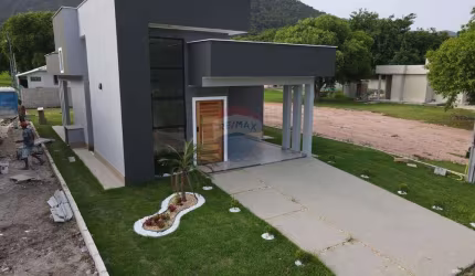 Casa com três quartos em condomínio fechado.