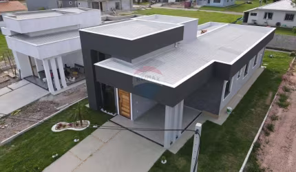 Casa com três quartos em condomínio fechado.
