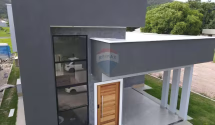 Casa com três quartos em condomínio fechado.