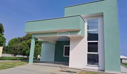 Casa com três dormitórios em condomínio fechado.