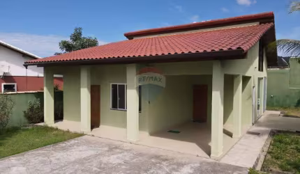 Casa em condomínio fechado,dois dormitórios e suíte.