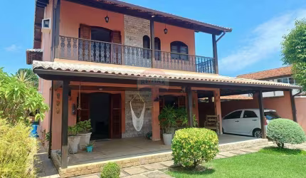 Casa em condominio fechado com cinco dormitórios e piscina.
