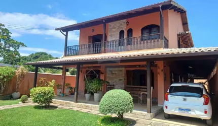 Casa em condominio fechado com cinco dormitórios e piscina.