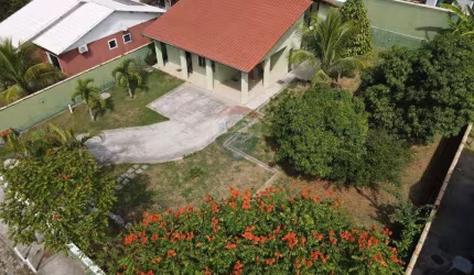 Casa em condomínio fechado,dois dormitórios sendo 1 suíte com closet e quarto auxiliar.
