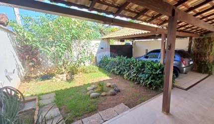 Casa com três dormitórios em itaipuaçu.