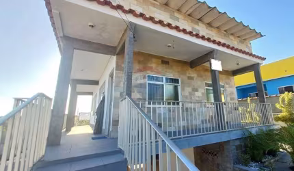 Casa dois dormitórios perto da praia.