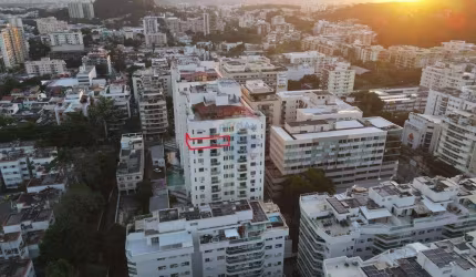 Apartamento dois quartos ,sendo uma suíte, com varanda.