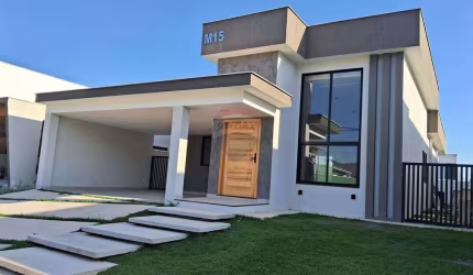 Casa em condomínio fechado com três quartos, sendo uma suíte