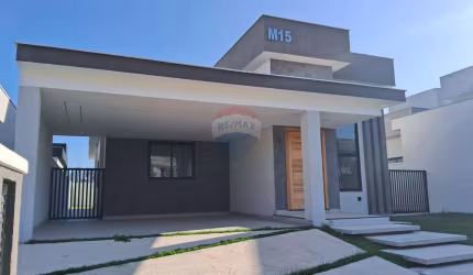 Casa em condomínio fechado com três quartos, sendo uma suíte