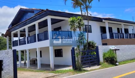 Chácara com sobrado e piscina