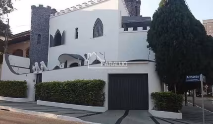 Ampla e aconchegante casa térrea de 185 m² de área construída em terreno de 285m² é perfeita para famílias que buscam conforto e espaço.