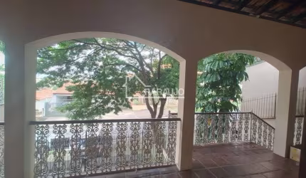 Ampla e aconchegante casa térrea de 265 m² de área construída em terreno de 360 m² é perfeita para famílias que buscam conforto e espaço.