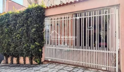 Casa térrea para venda com 4 quartos, 1 suíte, 3 banheiros e 2 vagas de garagem, 1 coberta Vila Santana em Sorocaba.