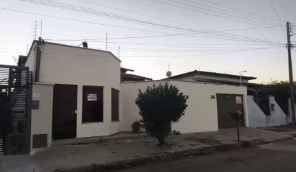 Casa á Venda no Centro de  Vianópolis - GO