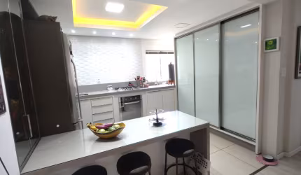 Apartamento reformado 2 dormitórios no Centro