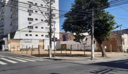 Terreno com 600m² de esquina no Centro de Taubaté.