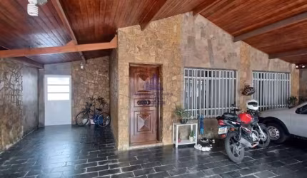 Imperdível oportunidade: Casa à venda em Taubaté-SP, Parque Bandeirantes. 3 quartos, 1 suíte, 1 sala, 2 banheiros, 3 vagas. 240 m².