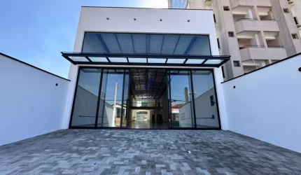 Galpão Comercial para Locação na Independência em Taubaté-SP: 2 salas, 3 banheiros, 6 vagas de garagem, 400m². Venha conferir!