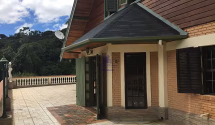 Imperdível: Casa à venda em Campos do Jordão-SP, no bairro Parque Pedra do Baú, com 6 quartos, 2 salas, 4 banheiros, 10 vagas de garagem e 359,74 m² de área!