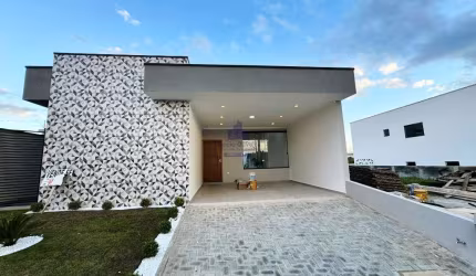 Casa Venda em Condominio com 3Q, 1Suite com Closet e com excelente localização.