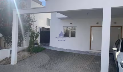 Casa em condomínio - Venda ou Locação - 3 dormitórios