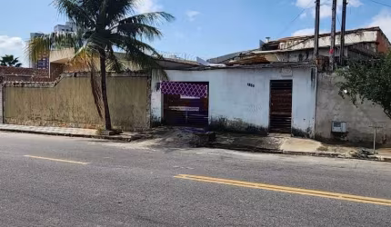 Casa em ótimo terreno para reforma a venda.