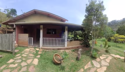 Sítio à venda em Taubaté-SP, bairro Piracangaguá, 2 quartos, 1 sala, 2 banheiros, 5 vagas de garagem, 20.000 m². Venha conferir!