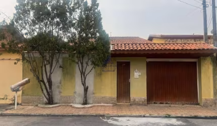 Casa Sobrado a Venda com terreno Inteiro em Bairro Privilegiado.