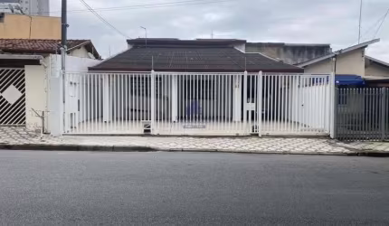 Imperdível oportunidade: Casa à venda em Taubaté-SP, no Bom Conselho, com 3 quartos, 1 suíte, 3 salas, 4 vagas de garagem e 194,17 m².