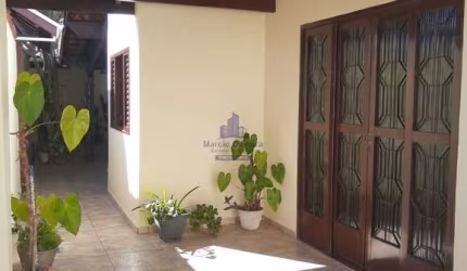 Casa à venda no Centro de Tremembé-SP: 3 quartos, 1 sala, 1 banheiro, 2 vagas de garagem, 134,28 m² de área.