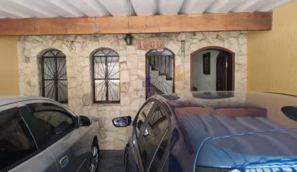 Casa com 3 quartos à venda na Vila Jaboticabeira, Taubaté  por R$ 470.000