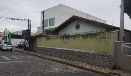 Imóvel deslumbrante no coração de Tremembé-SP: Casa com 4 quartos, 1 suite, 1 sala, 3 banheiros, 8 vagas de garagem, 262,10 m² de área. Venha conferir!