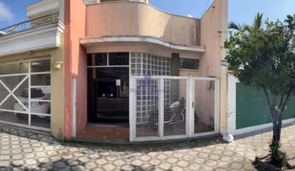 Casa para locação no Centro de Taubaté-SP: 3 quartos, 2 salas, 2 banheiros, 250m² de área. Venha conferir!