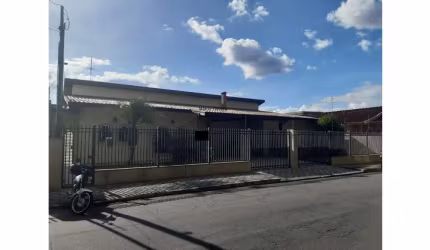 Casa grande com piscina para Venda em Taubaté.