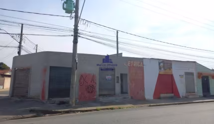 Esquina com casa residencial e cinco pontos comerciais no Cecap