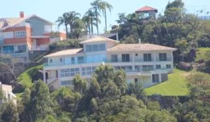 Belíssima residência alto padrão no melhor condomínio fechado em Cacupé
