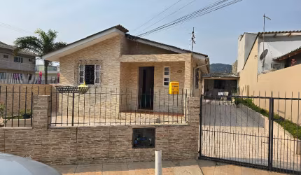 Casa bem localizada