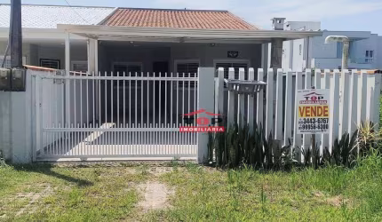 Casa a venda e locação a 80 metros da praia no Balneário Mariluz