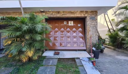 Excepcional sobrado à venda, com arquitetura clássica, com 3 dormitórios (2 suites) e 6 vagas de ga