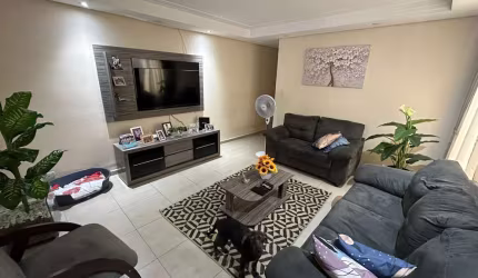 Linda casa à venda, com excelente acabamento, com 2 vagas de garagem coberta, na região do Jardim S