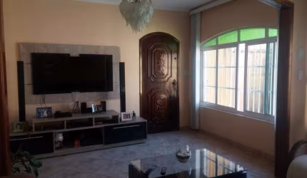 Casa térrea à venda, com 3 suítes e 6 vagas de garagem, com piscina, na região da Vila Silveira, Gu