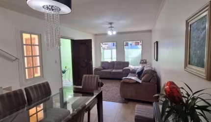Lindo sobrado à venda, com 2 dormitórios e 2 vagas de garagem, além de um belo jardim, na região do