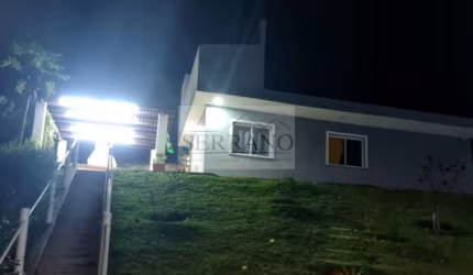 Luxuosa casa em condomínio à venda em Vinhedo-SP, bairro Caixa D´água, 3 quartos, 1 suíte, 2 salas, 3 banheiros, 9 vagas, 202m².