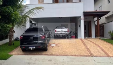 Casa de luxo em condomínio: 4 quartos, 2 suítes, 2 salas, 4 banheiros, 4 vagas de garagem em Valinhos-SP.